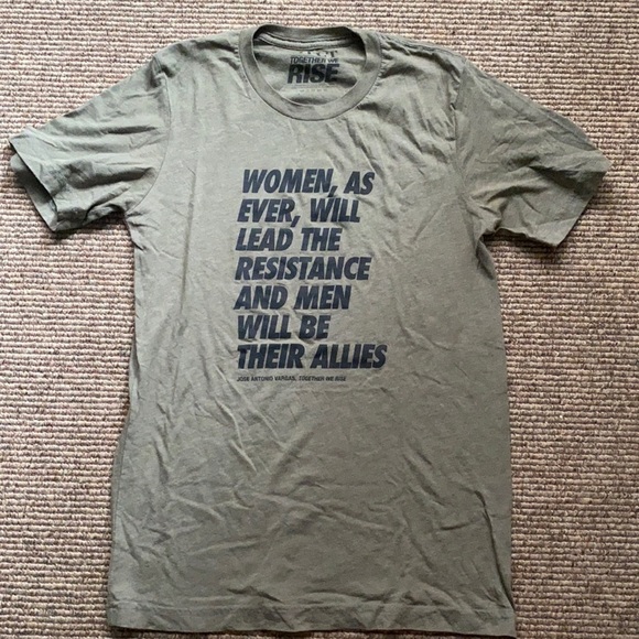 BUNDLE of Graphic Tees - Picture 11 of 14